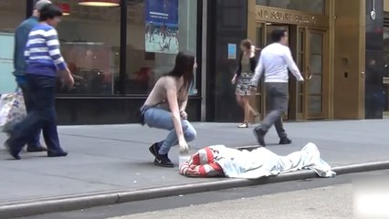 Découvrez la réaction des passants devant un SDF qui se fait voler