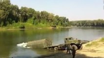 Ce camion russe est capable de construire des ponts flottants en quelques secondes