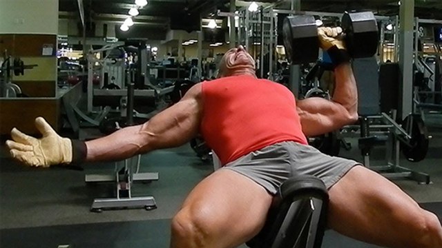 Travaillez vos pectoraux et vos abdos grâce au développé-couché unilatéral