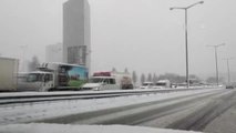 Şiddeti artan kar yağışı sürücüleri ve trafiği olumsuz etkiliyor