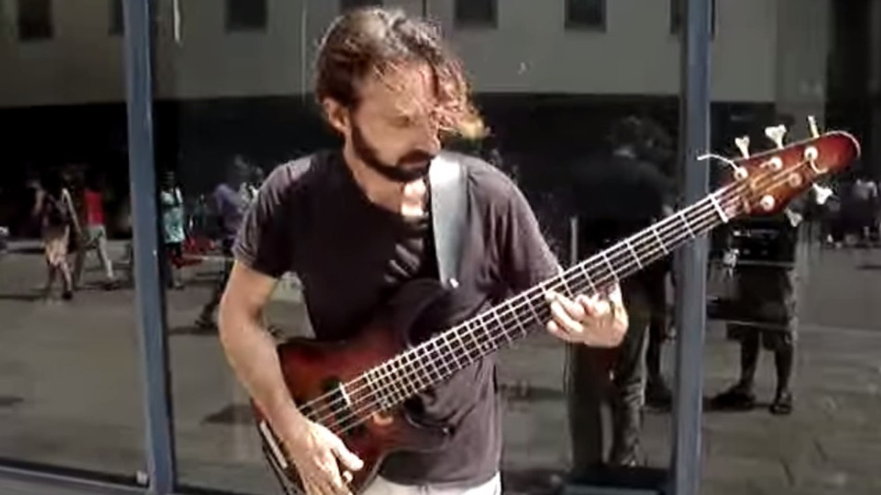 Grâce à sa basse, ce musicien est une star du monde de la guitare