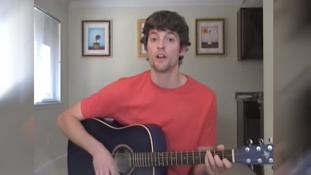 Avec sa guitare, il reprend 22 chansons connues... avec les mêmes accords !