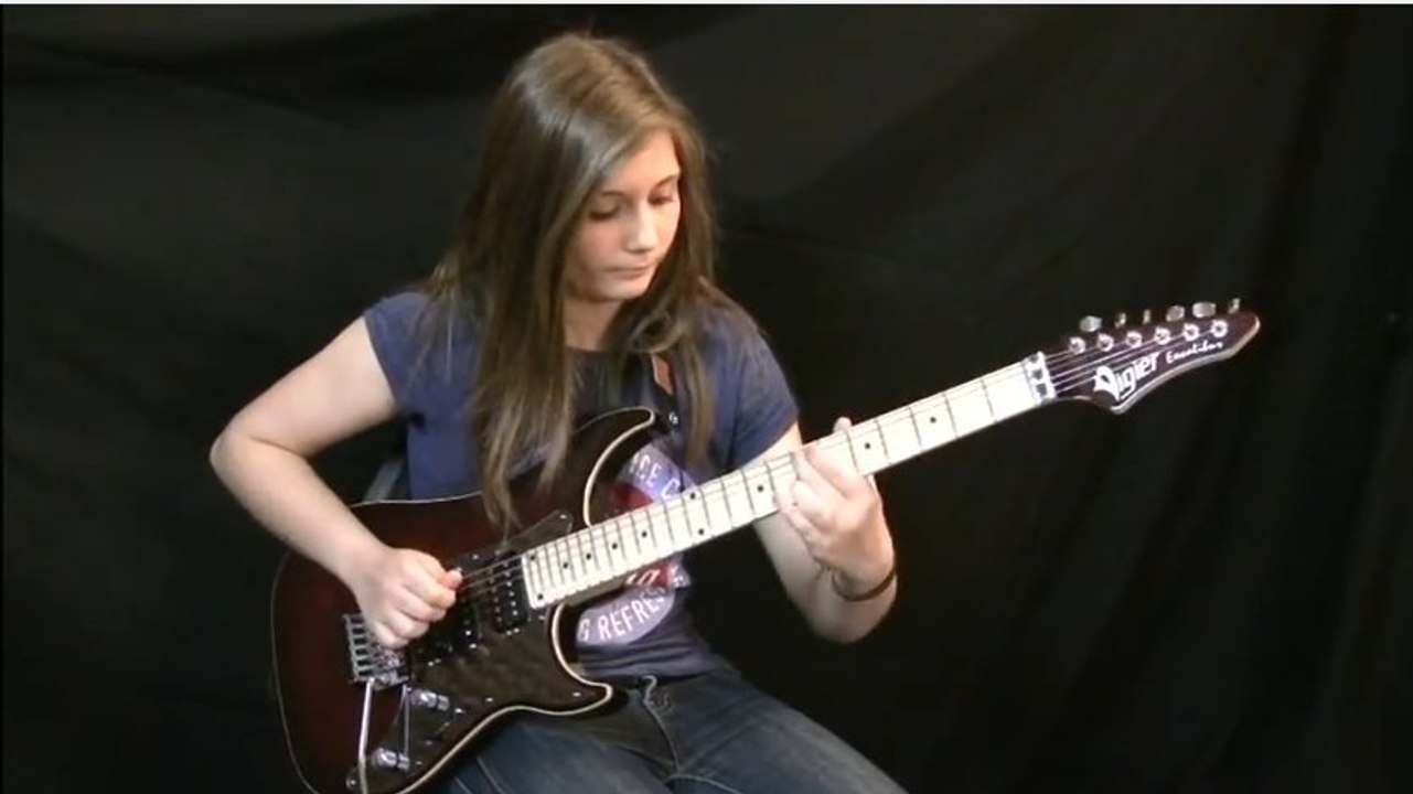 A 14 ans, Tina est déjà une virtuose de la guitare