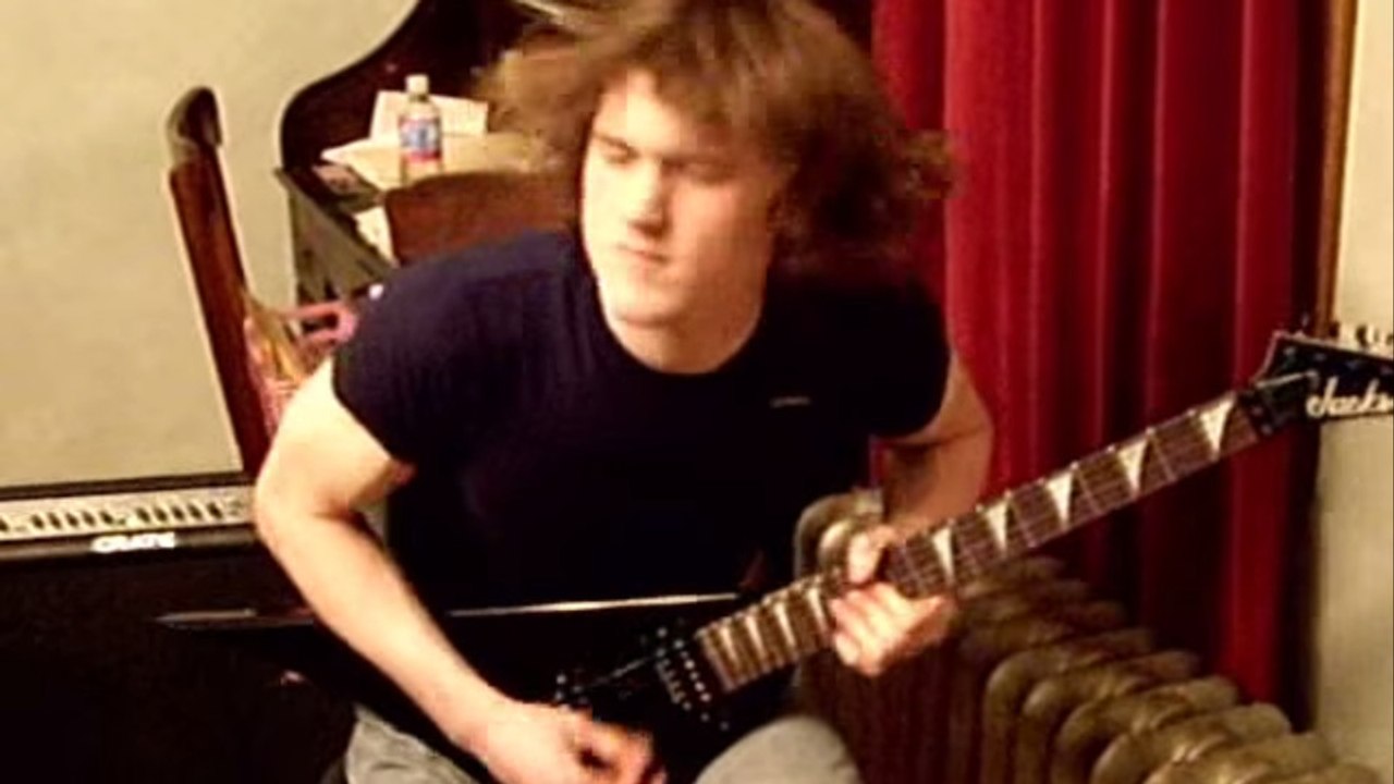 Ce jeune réalise un solo de guitare électrique...