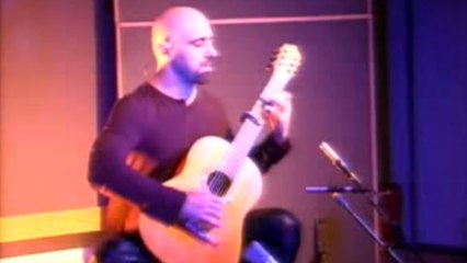 Seul, il joue comme s'il avait plusieurs guitares !