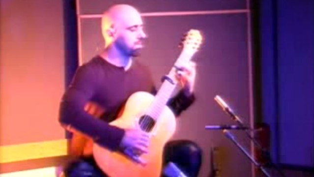 Seul, il joue comme s'il avait plusieurs guitares !