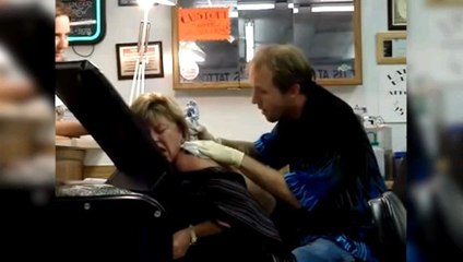 Cette femme hurle de douleur pour son premier tatouage