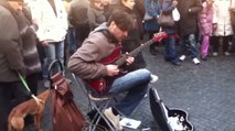Cet artiste de rue sait jouer de la guitare électrique comme personne