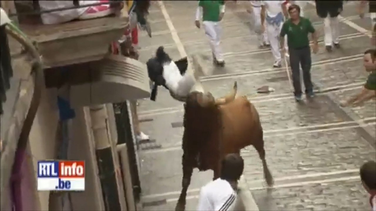 Un taureau s'acharne sur un homme aux fêtes de Pampelune
