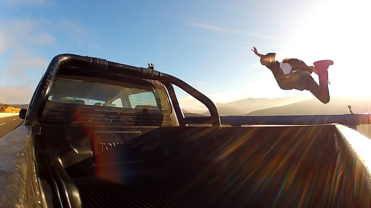Il fait un saut en chute libre depuis un pont en se jetant d'une voiture en mouvement