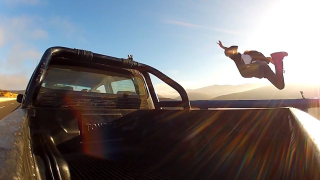Il fait un saut en chute libre depuis un pont en se jetant d'une voiture en mouvement