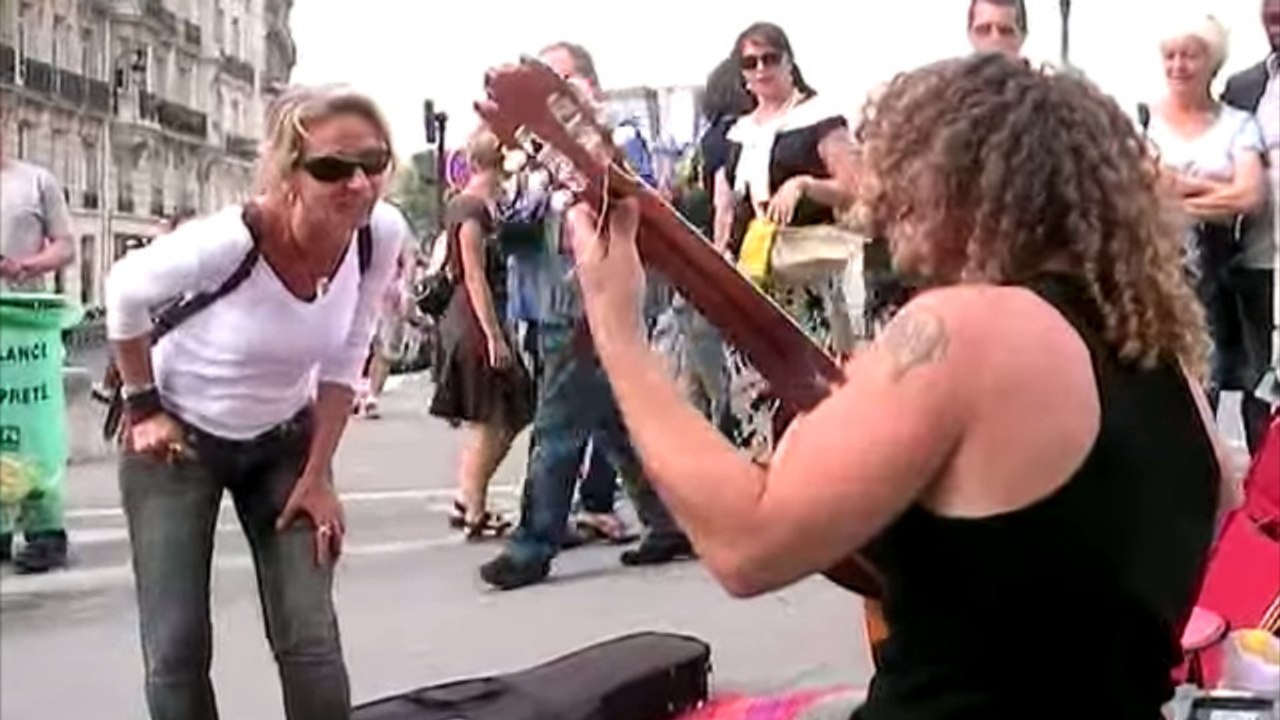 Dans les rues de Paris, ce guitariste fait chanter une touriste brésilienne