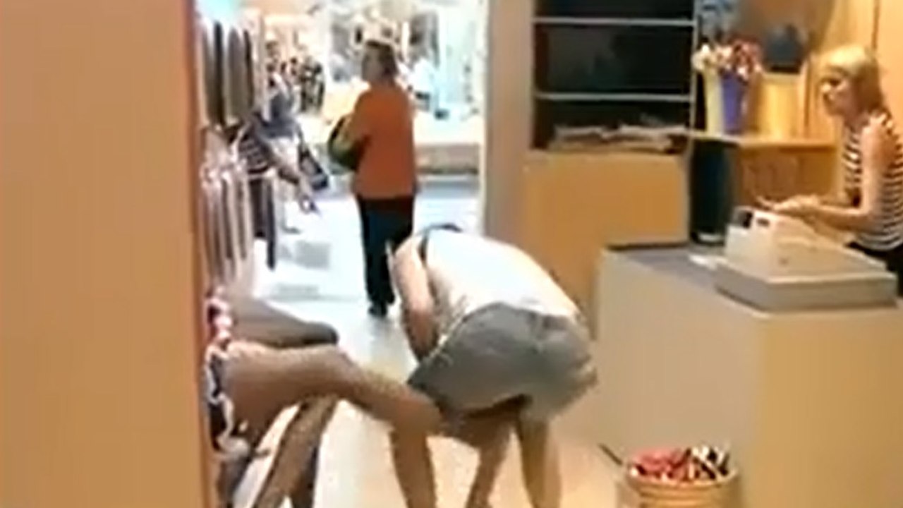 Dans ce magasin de lingerie, les clients se prennent des coups de pied aux fesses