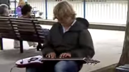 Ce jeune guitariste anime les rues de Londres