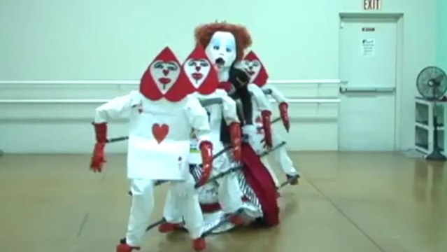 Cette femme qui fait danser des marionnettes va vous étonner !