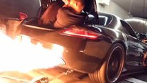 Une Mercedes SLS AMG crache des flammes à pleine vitesse !