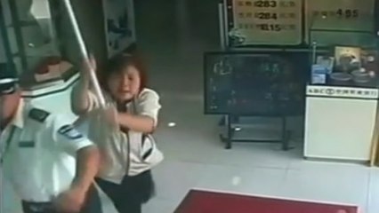 Une femme de ménage met en fuite un braqueur avec un balai