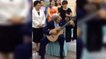 En visite d'Etat en Chine, John Kerry improvise une musique à la guitare