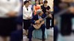 En visite d'Etat en Chine, John Kerry improvise une musique à la guitare