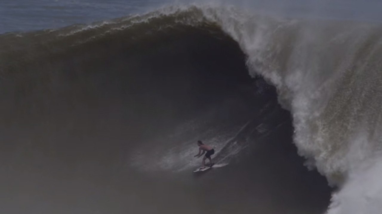 Brad Domke a battu le record de la plus grosse vague jamais surfée en skimboard