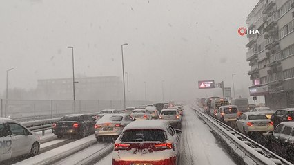 Küçükçekmece E-5'te trafik durma noktasına geldi