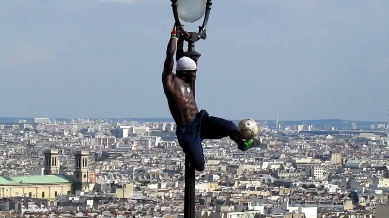 Ce freestyler fait des cascades incroyables avec son ballon !