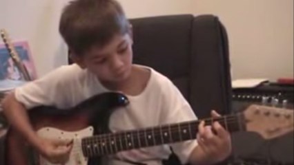 Cet enfant assure comme un pro avec sa guitare !