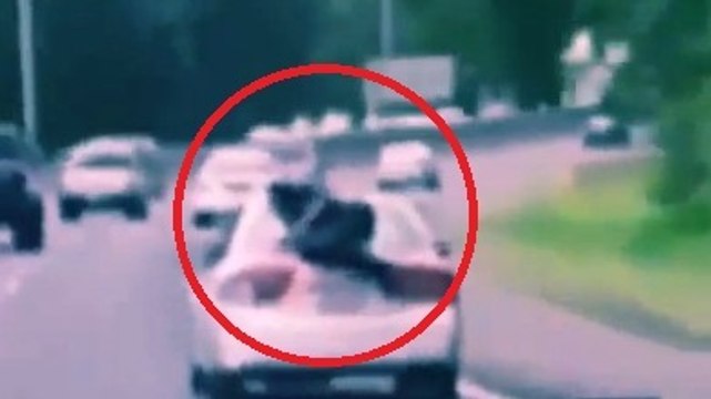 Alors qu'une voiture roule sur l'autoroute, un homme saute dessus pour tenter d'y rentrer