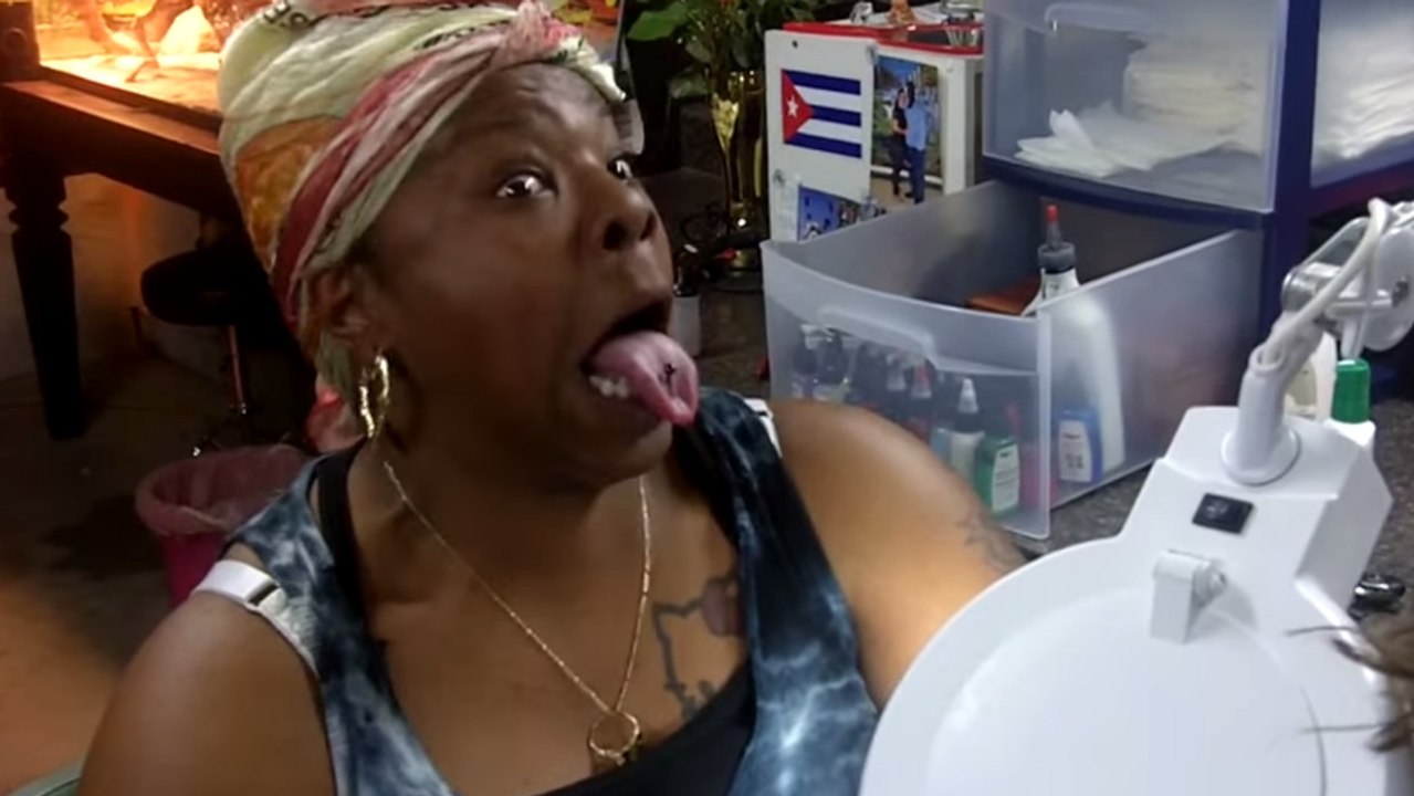 Alors qu'elle se fait tatouer, cette femme n'ar...