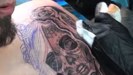 Découvrez l'avancement d'un somptueux tatouage en timelapse