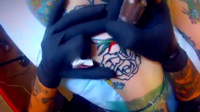 Ce tatouage filmé en caméra embarquée est impressionnant