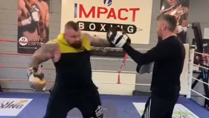 Eddie Hall, strongman, se met à la boxe et frappe des pads bruyamment