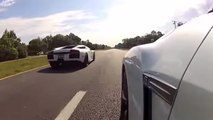 Une Lamborghini Murcielago et une Nissan GT-R s'affrontent dans les rues