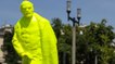 Pologne : un artiste crée une statue jaune fluo de Lénine en train d'uriner