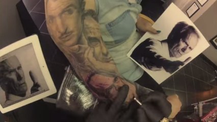 Il réalise un tatouage de Clint Eastwood sur le bras d'une femme