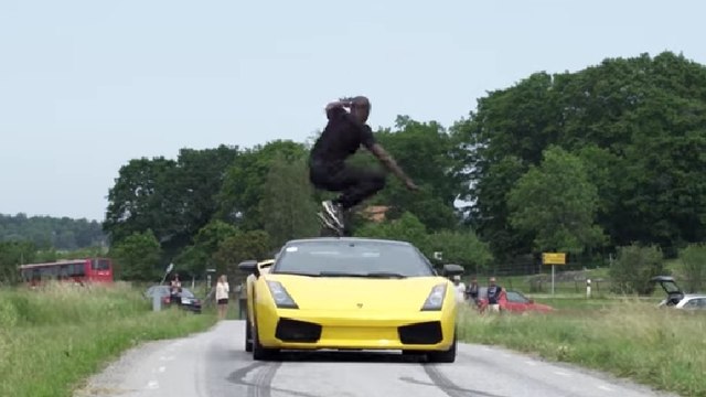 Cet homme saute par dessus une Lamborghini lancée à pleine vitesse