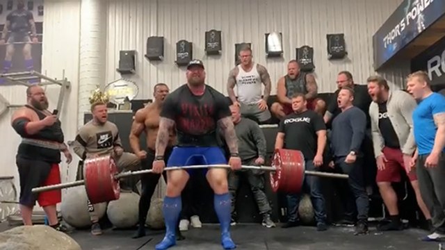 Entouré de ses amis, Thor Bjornsson aka La Montagne soulève 473 kilos en deadlift