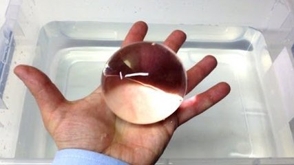 Avec des petites billes de gel, vous pouvez faire une expérience étonnante !