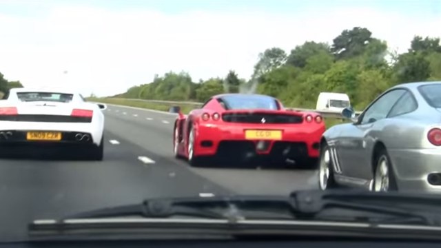 Une Ferrari Enzo réalise une incroyable accélération au milieu d'autres bolides