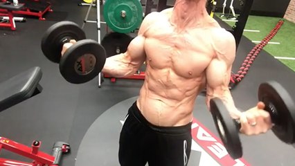 Quand Jeff Cavaliere fait des curls, on croirait que ses biceps vont exploser