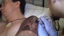 Au Vietnam, il se fait tatouer pendant 7 heures de suite !