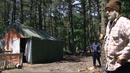Un sans-abri assiste à la destruction de sa maison et ne demande qu'une chose