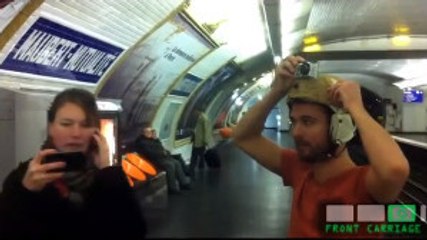 Cet homme prouve qu'il est plus rapide que le métro !
