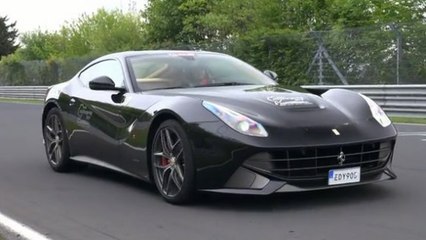 Le départ et l'accélération fulgurants d'une Ferrari F12 Berlinetta
