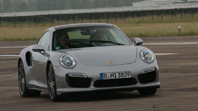 Une Porsche 911 Turbo S affronte une Ferrari 458 Speciale