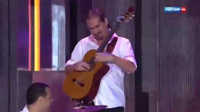 Cette étrange guitare acoustique donne un son... de guitare électrique !