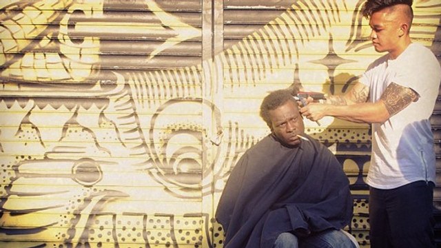 Tous les dimanches, ce coiffeur réalise quelque chose d'incroyable pour les SDF