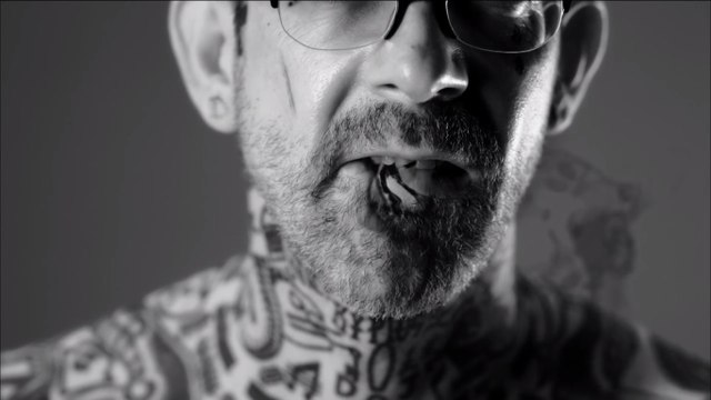 Mr. X, des tatouages apparaissent sur sa peau grâce à des effets visuels fascinants !