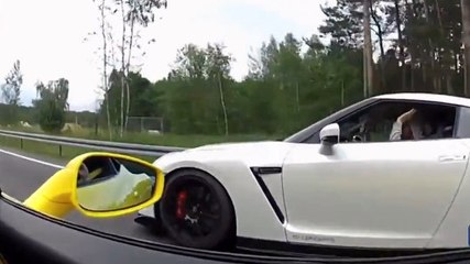 Une Ferrari 458 Italia affronte une Nissan GTR en caméra embarquée
