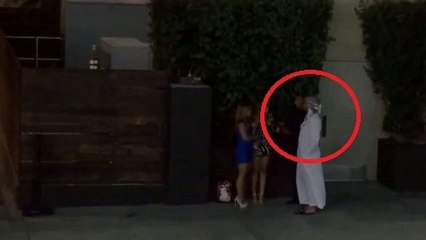 Il se déguise en prince arabe pour draguer les jolies filles dans la rue